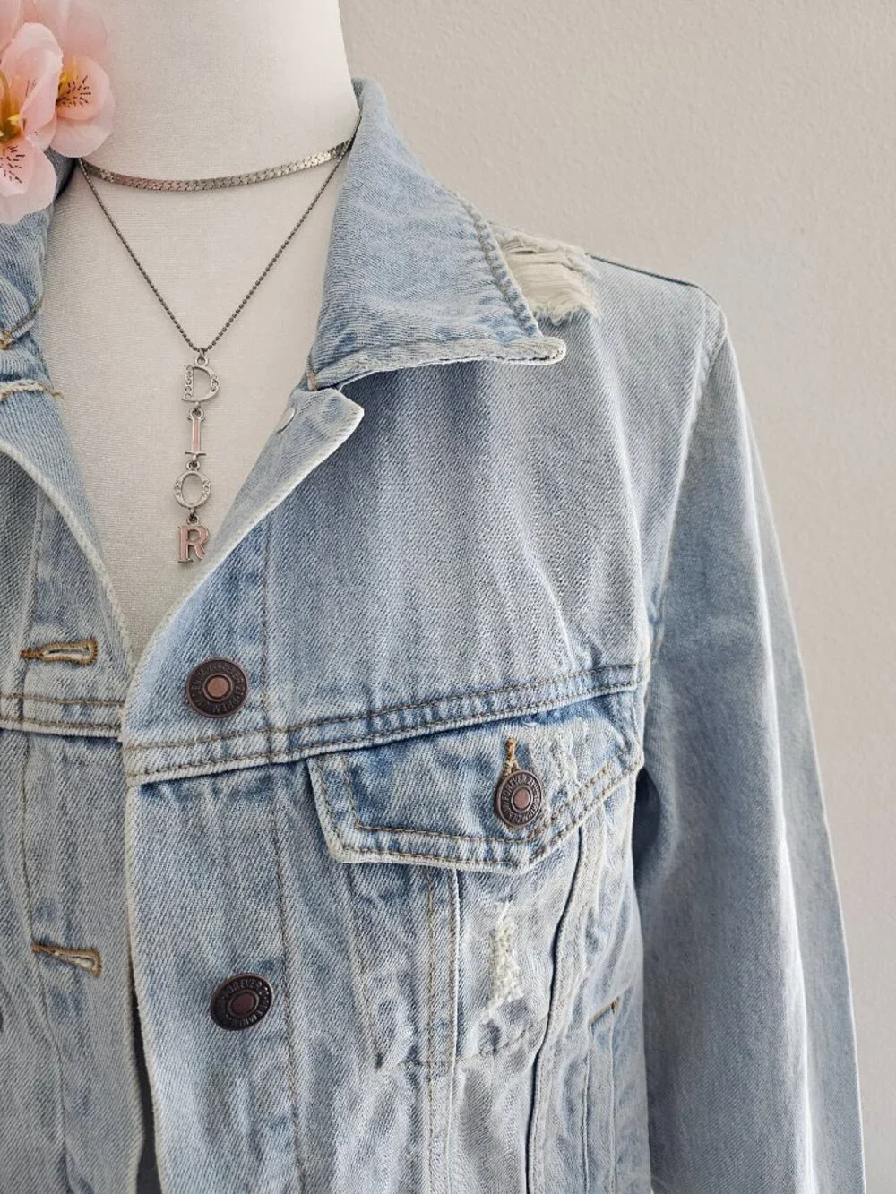 Cropped Floral Sequin Denim Jacket Light Wash NWOT Size M - Picture 8 of 13